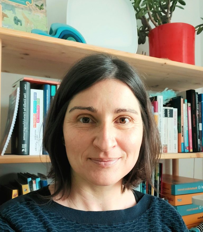 Sandra Bieber- Legasthenie- und Dyskalkulietherapie Sandra Bieber vor Bücherregal mit Fachliteratur im Therapieraum